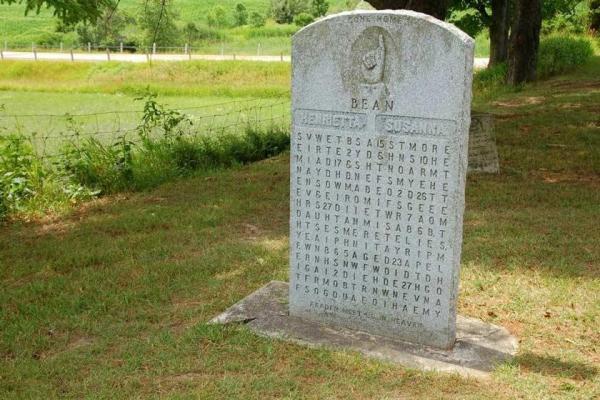 یک کانادایی که بر روی سنگ قبر همسرش یک معما حک کرد!