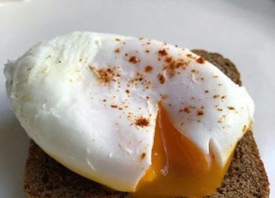 تخم مرغ آب پز بدون پوست برای یک صبحانه مقوی و خوشمزه